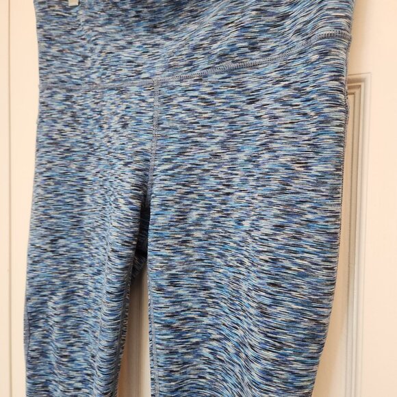 [L] GapFit Blue Athletic Capris Size Large Pocket Stretchy Comfy - Picture 2 of 8